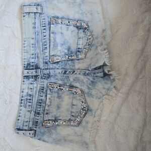 Size 29 Daytrip Light Blue Washed Denim Shorts With Sequin Accents
